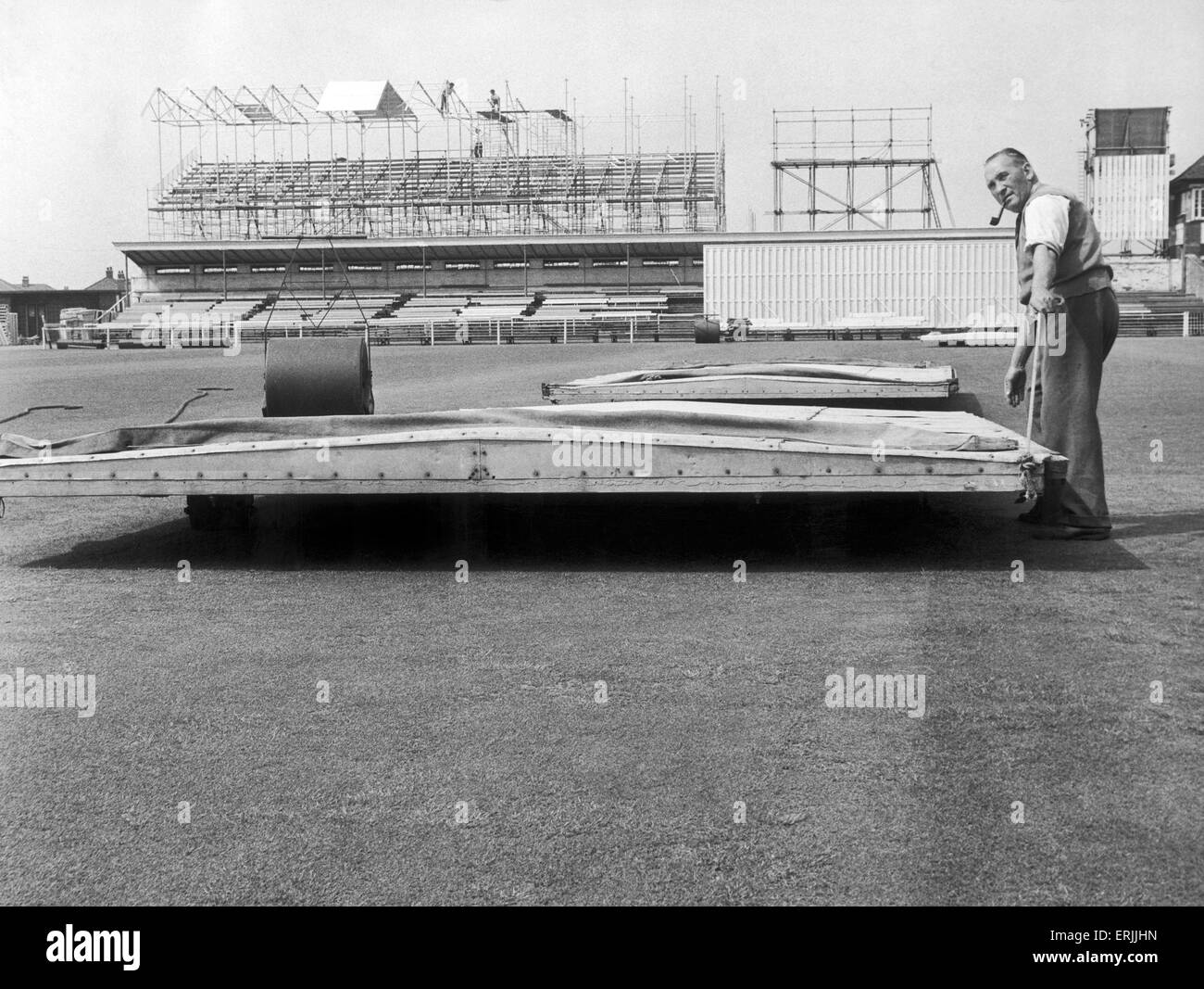 Australian cricket tour of England for the Ashes. England v Australia Fourth Test match at Old Trafford. Groundsman Bert Flack helping prepare the wicket ahead of the fourth test. 23rd July 1961. Stock Photo