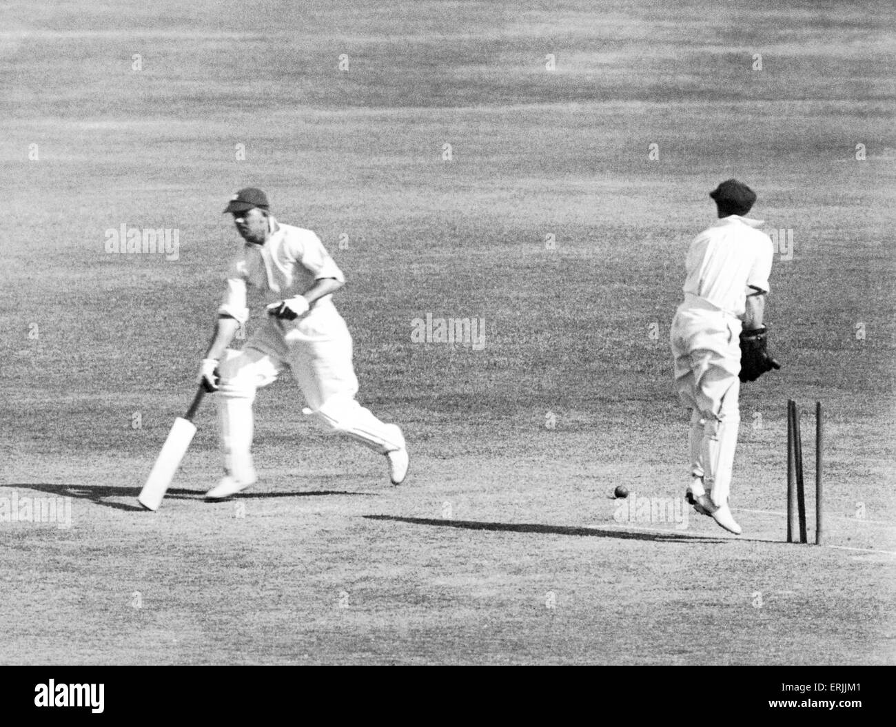 England tour of Australia for the Ashes. Second day of the Australia v England First Test match in Sydney. Australia's Jack Fingleton throws the wicket but Bob Wyatt is safe. 3rd December 1932. Stock Photo