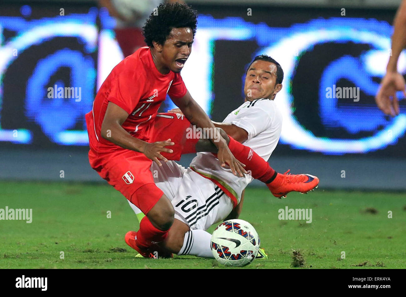 Lima, Peru. 3rd June, 2015. Peru's Yordy Reyna (L) vies with Mexico's Luis Montes during an international friendly soceer match between Mexico and Peru, in Lima, Peru, on June 3, 2015. Mexico and Peru played the match on Wednesday in preparation for the upcoming 2015 Copa America, which will be held from June 11 to July 4 in Chile. © Juan Carlos Guzman/Xinhua/Alamy Live News Stock Photo