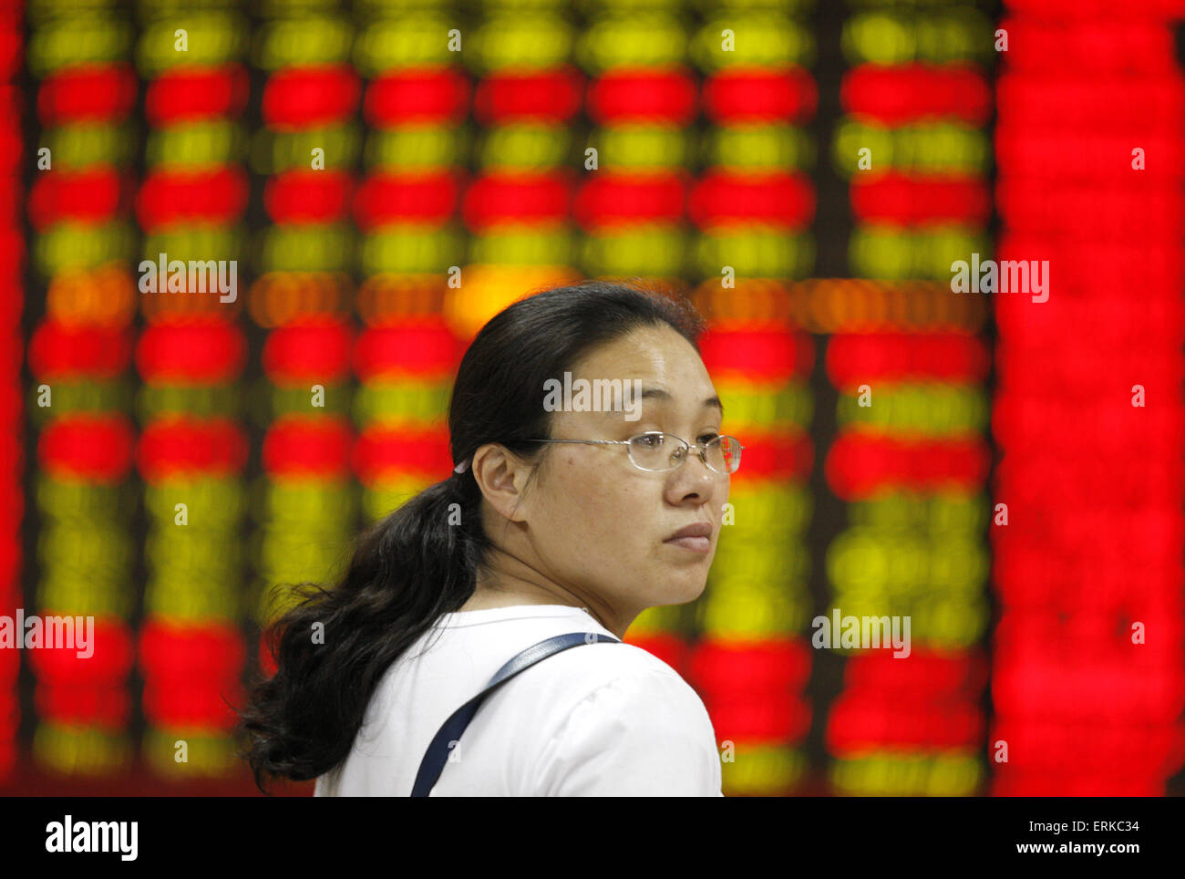 Huabei, China. 4th June, 2015. An investor watches the eclectic monitor at a stock exchange in Huaibei , Anhui province, China on 4th June 2015.The Shanghai Composite Index rose 0.8 per cent, to 4,947.10 , the highest level since January, 2008. The CSI300 index of the largest listed companies in Shanghai and Shenzhen rose 0.7 per cent, to 5,181.42. Credit:  Panda Eye/Alamy Live News Stock Photo