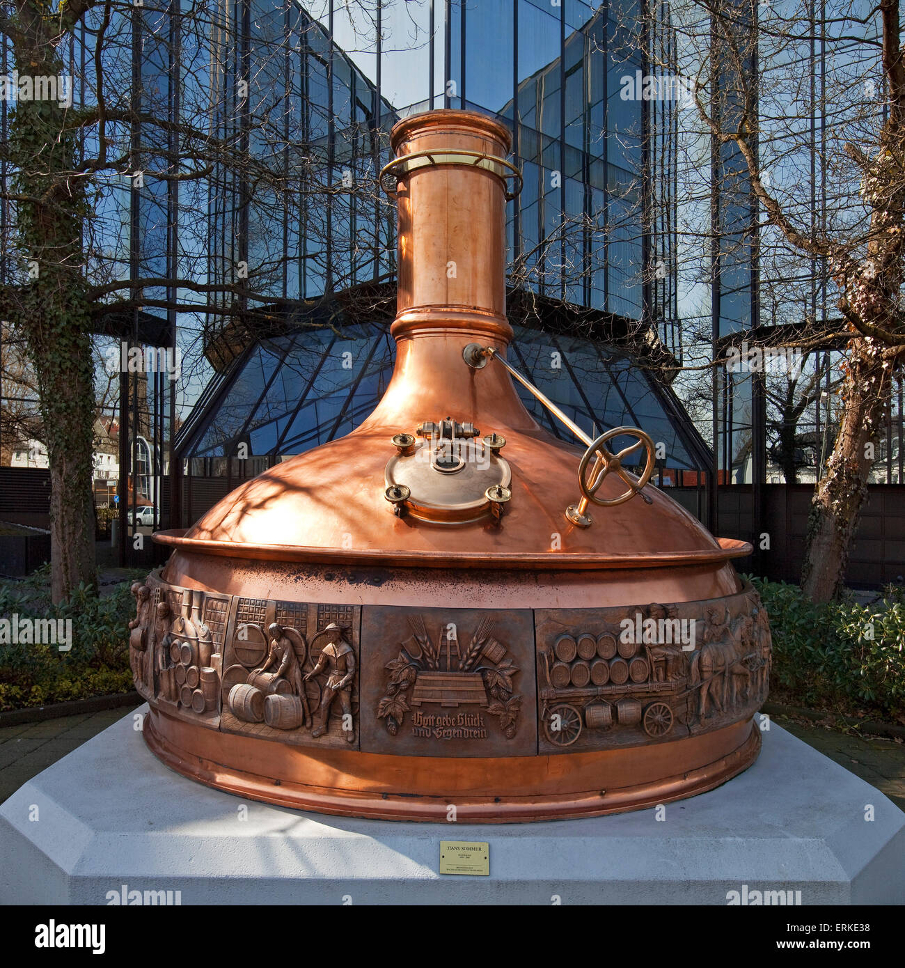 https://c8.alamy.com/comp/ERKE38/brewing-kettle-in-front-of-the-administration-of-the-warsteiner-brewery-ERKE38.jpg