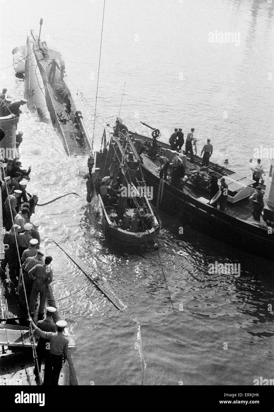 Sinking of the submarine HMS Sidon at Portland, Dorset. Picture taken from the 'Maidstone' showing divers launches, marker buoy and bubbles from the sea where the divers are working on the sunken sub. An explosion caused by a faulty torpedo sank her  with the loss of 13 lives. 16th June 1955. Stock Photo