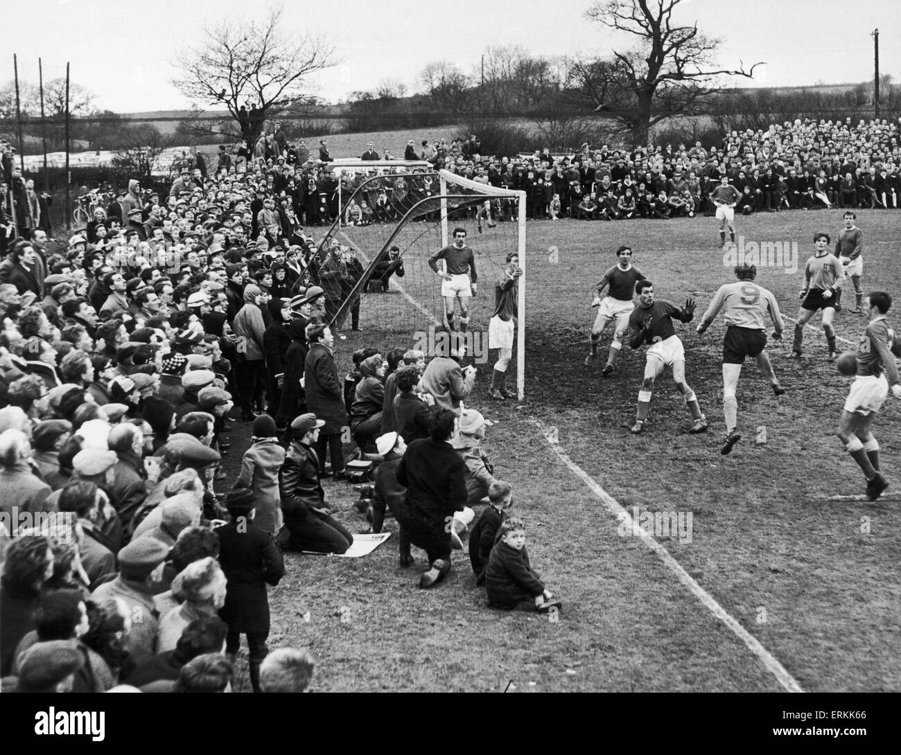 The closing stages of the FA Amateur Cup Third Round match between Alvechurch and Wealdstone at Lye Meadow. Alvechurch won 4-1.  15th February 1965. Stock Photo