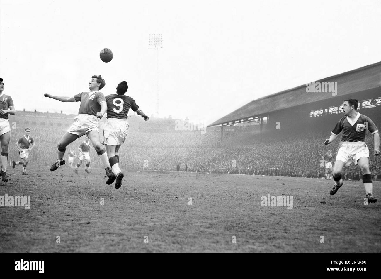 FA Cup Fifth Round match at the St Andrews. Birmingham City 1 v Nottingham Forest 1. Heading duel between Jeff Hall of Birmingham and Tommy Wilson of Forest.  14th February 1959. Stock Photo