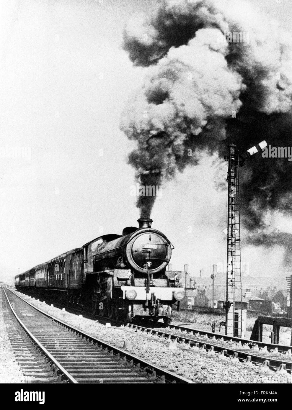 Copley Hill class steam locomotive B1 4-6-0 number 61387 attacks the 1-in-50 from Holbeck up to Copley Hill with a Leeds-Cleethorpes train, 1951 Stock Photo
