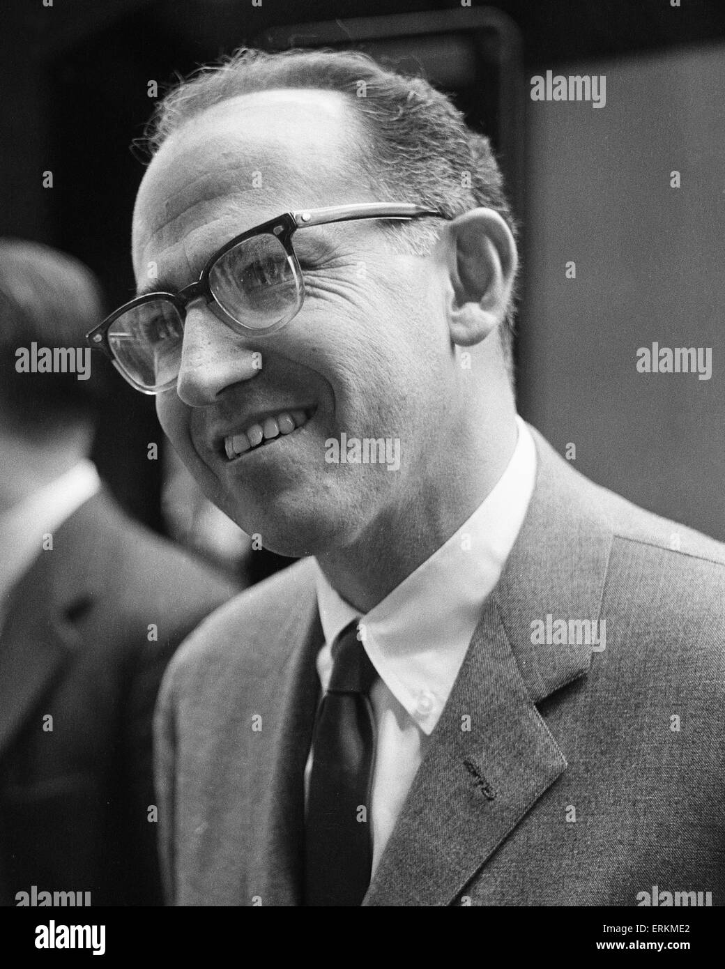 Jonas Salk American medical researcher and virologist, best known for his discovery and development of the first successful polio vaccine. Seen here at Kings Cross station boarding the Harrogate train. 29th April 1959 Stock Photo