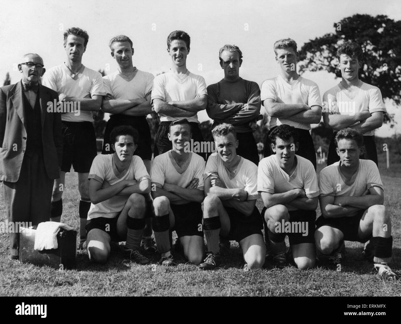 Alvechurch Football club team group pic. Back row left to right: Benjam (trainer), C Steadman, Houghton, D Staedman, Gould, Geer and Wilmmott. Front row: Tayloy, Shaw, Folkes, Lavin and Walcroft. 2nd September 1958. Stock Photo