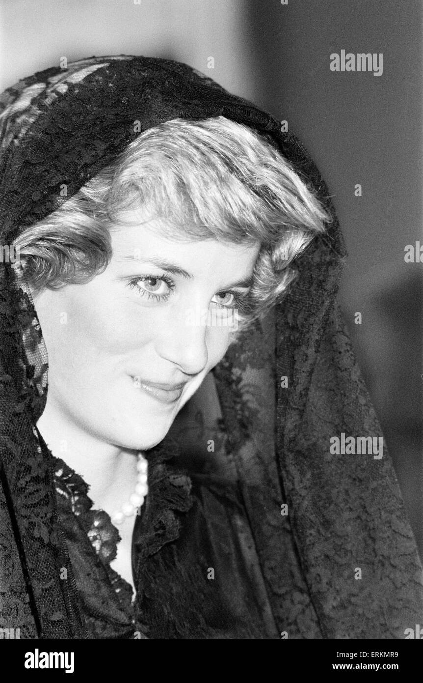 Princess Diana meets Pope John Paul II at the Vatican in Rome, Italy, Monday 29th April 1985. Private audience in the Vatican library. Princess Diana, wearing a black lace dress and veil. Stock Photo