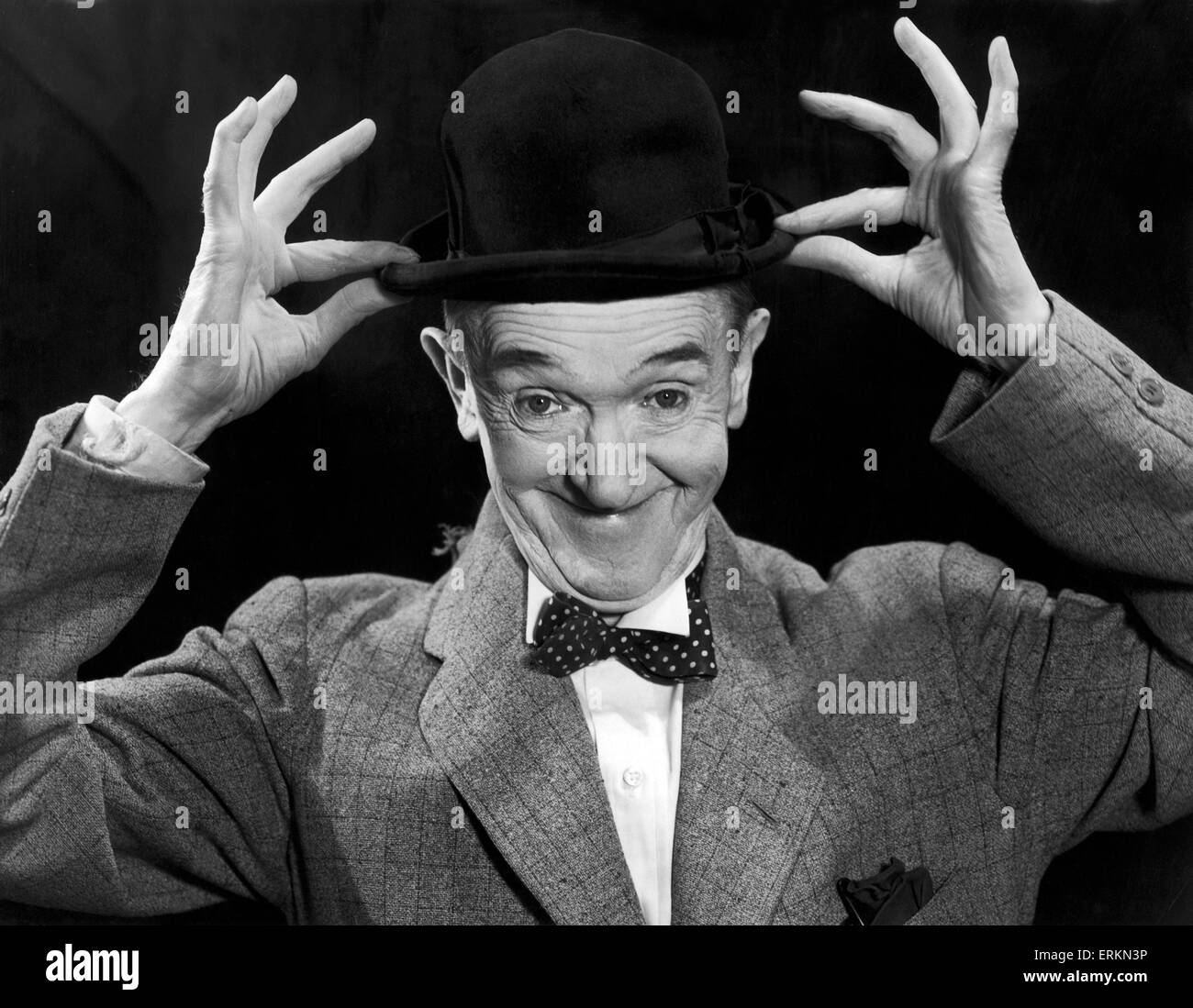 Stan laurel pictured here in May 1952 days after he and his double act Oliver hardy performed at the Birmingham Hippodrome for one week.  17th May 1952 Stock Photo