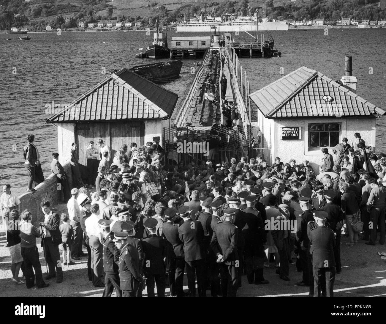 The scene at Ardnadam Pier during the demonstration. The Proteus is seen in the background as crowds gather in protest. 22nd May 1961. Stock Photo