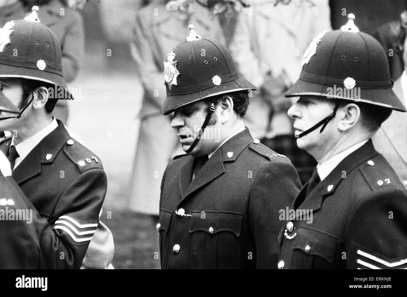 Funeral of Sergeant Brian Dawson, Leicester, 9th September 1975. Sgt Dawson was one of three people killed in the siege of Lambourne Road in Leicester. Friend and colleague PC Don Acton, pictured crying as he can no longer hold in his emotion. Stock Photo