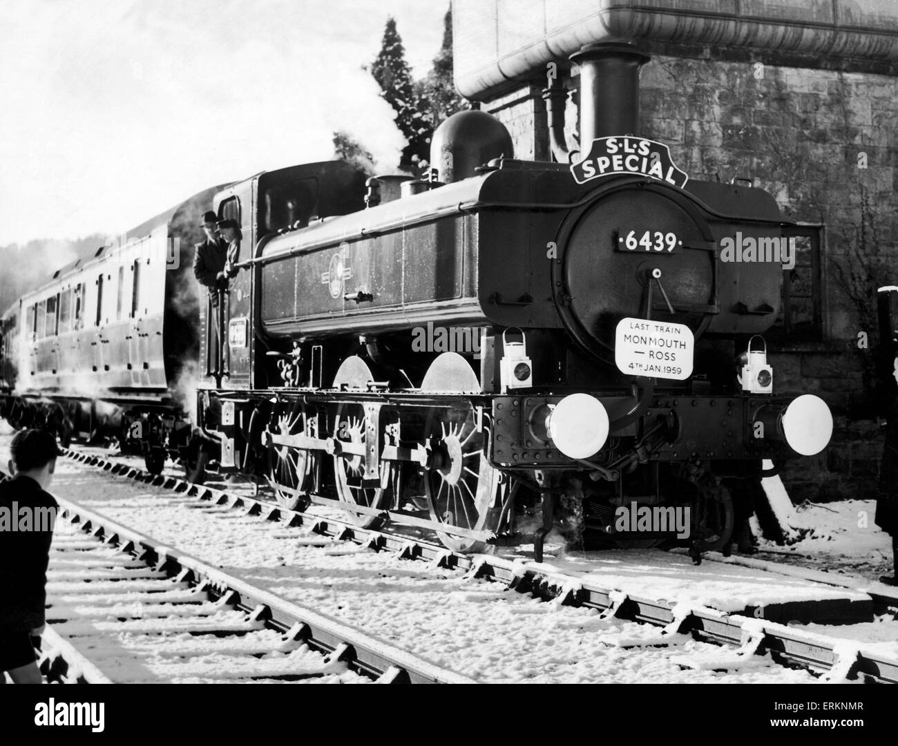 The last train on the Ross On Wye to Monmouth line, the Great Western Railway  Class 6400 steam locomotive 6439. 4th January 1959. Stock Photo