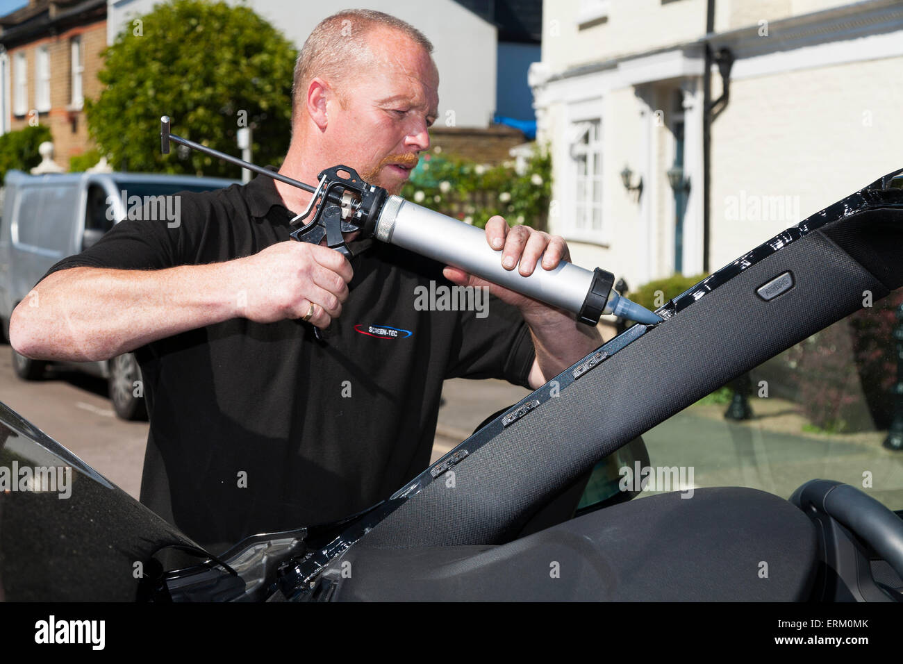 Windscreen fitter from ScreenTec Windscreens fitting a replacement