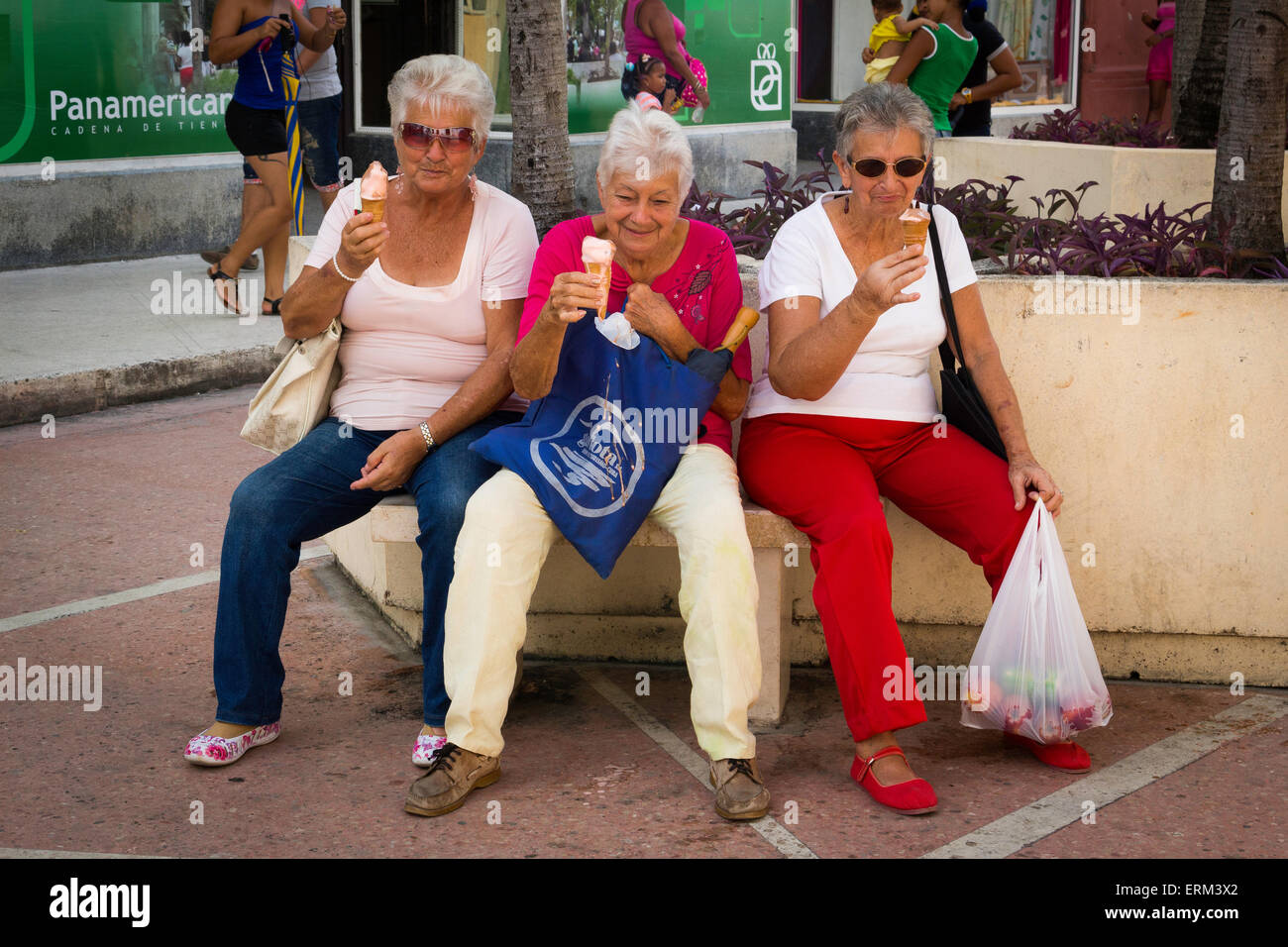 Three elderly women hi-res stock photography and images - Alamy
