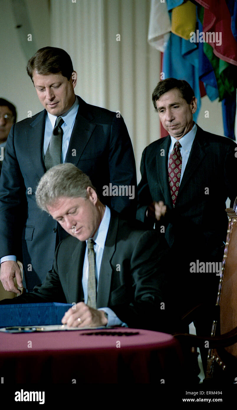 Nafta signing and bill clinton hi-res stock photography and images - Alamy