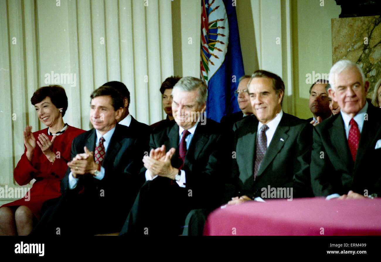 Bill clinton nafta signing ceremony hi-res stock photography and images ...