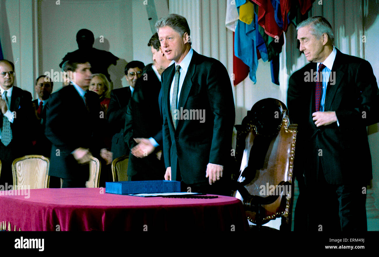 Nafta signing and bill clinton hi-res stock photography and images - Alamy