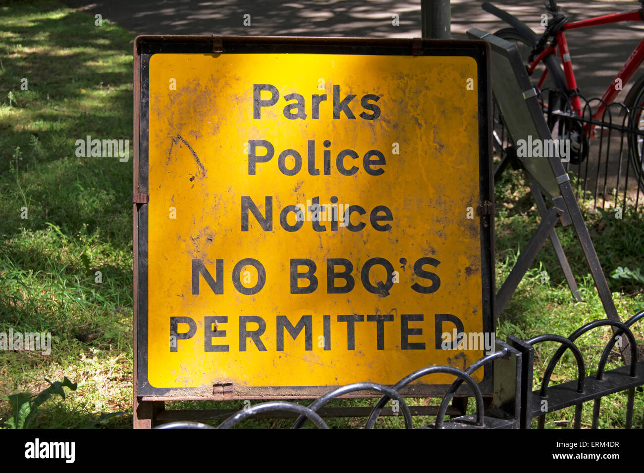 parks police notice stating no bbq's permitted, with abbreviation and redundant apostrophe, wandsworth park, london, england Stock Photo