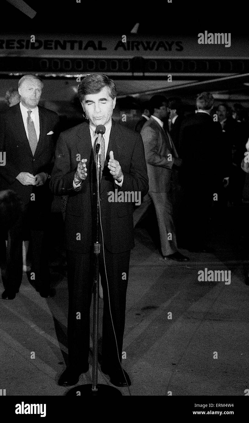 Niles, Illinois. USA, 4th October 1988  Governor of Massachusetts Michael Dukakis arrives at O'Hare Airport for campaign stop in Niles township. Credit: Mark Reinstein Stock Photo