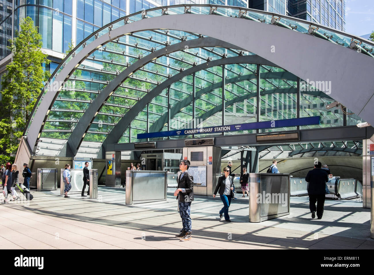 Canary Wharf Underground Station London England U K Stock Photo Alamy canary-wharf-underground-station-london-england-u-k-stock-photo-alamy