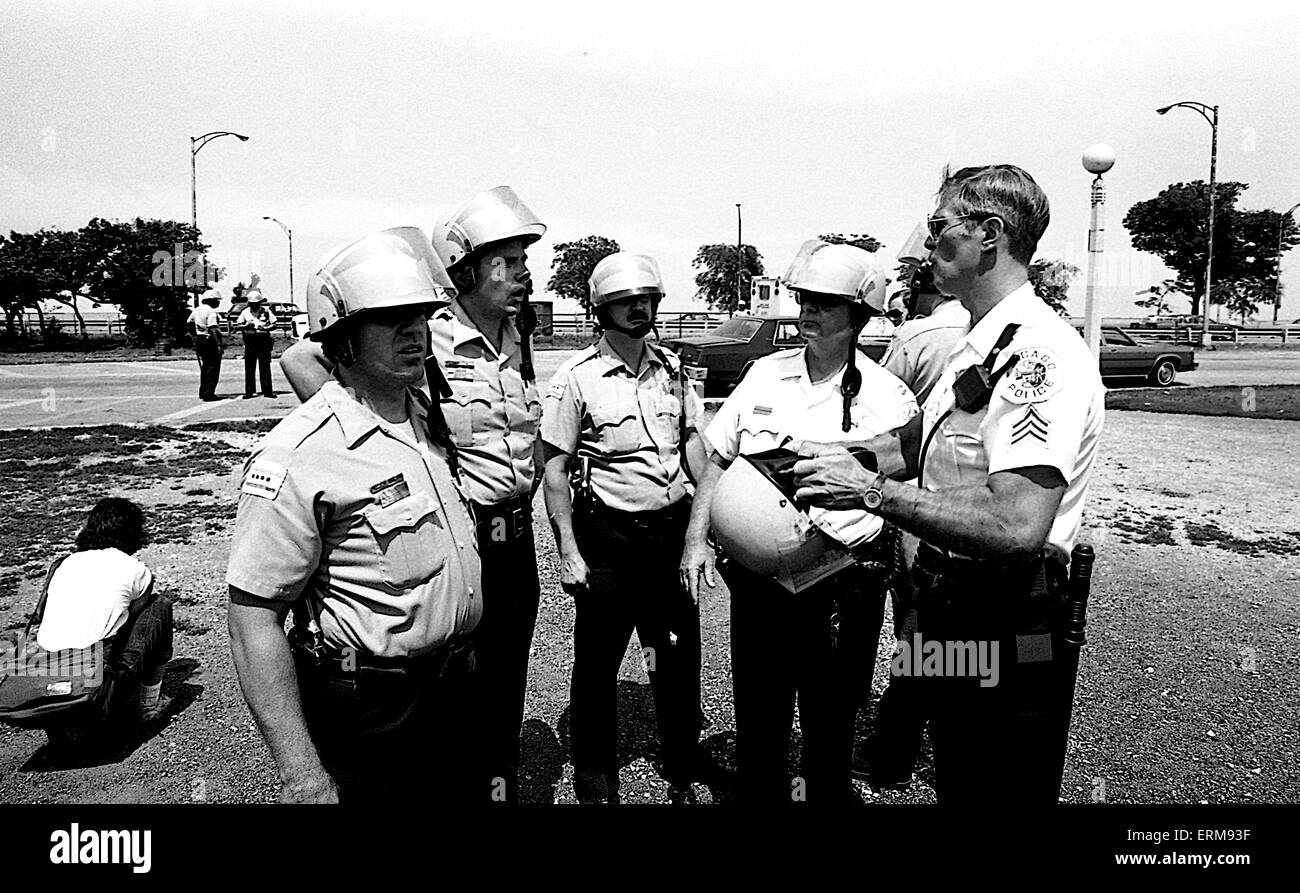 Chicago, Illinois, USA, 28th June 1986 Chicago police taking a break during KKK rally. Credit: Mark Reinstein Stock Photo