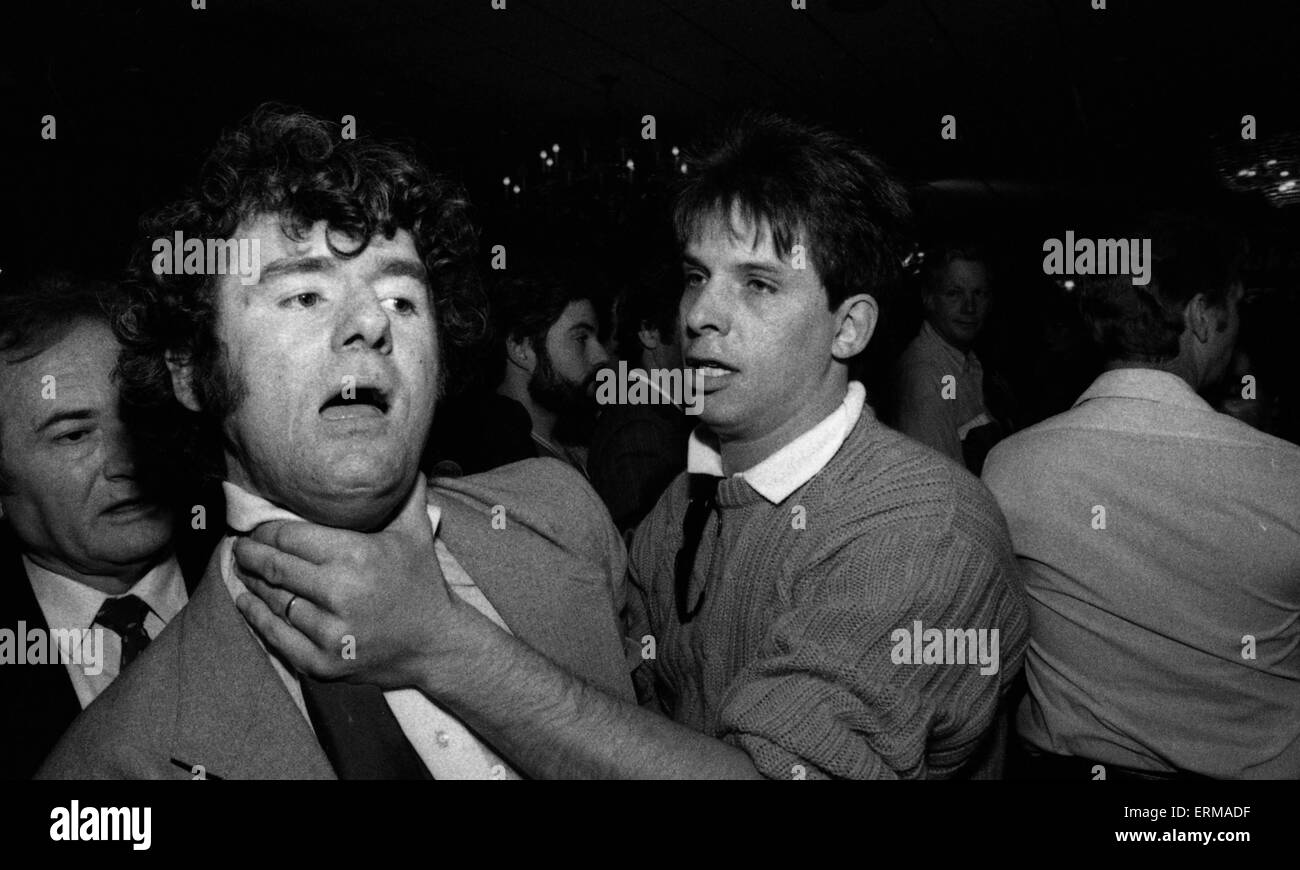 Niles Township, Illinois, USA, 4th October, 1988. A fight breaks at the Michael Dukakis campaign rally. Credit: Mark Reinstein Stock Photo