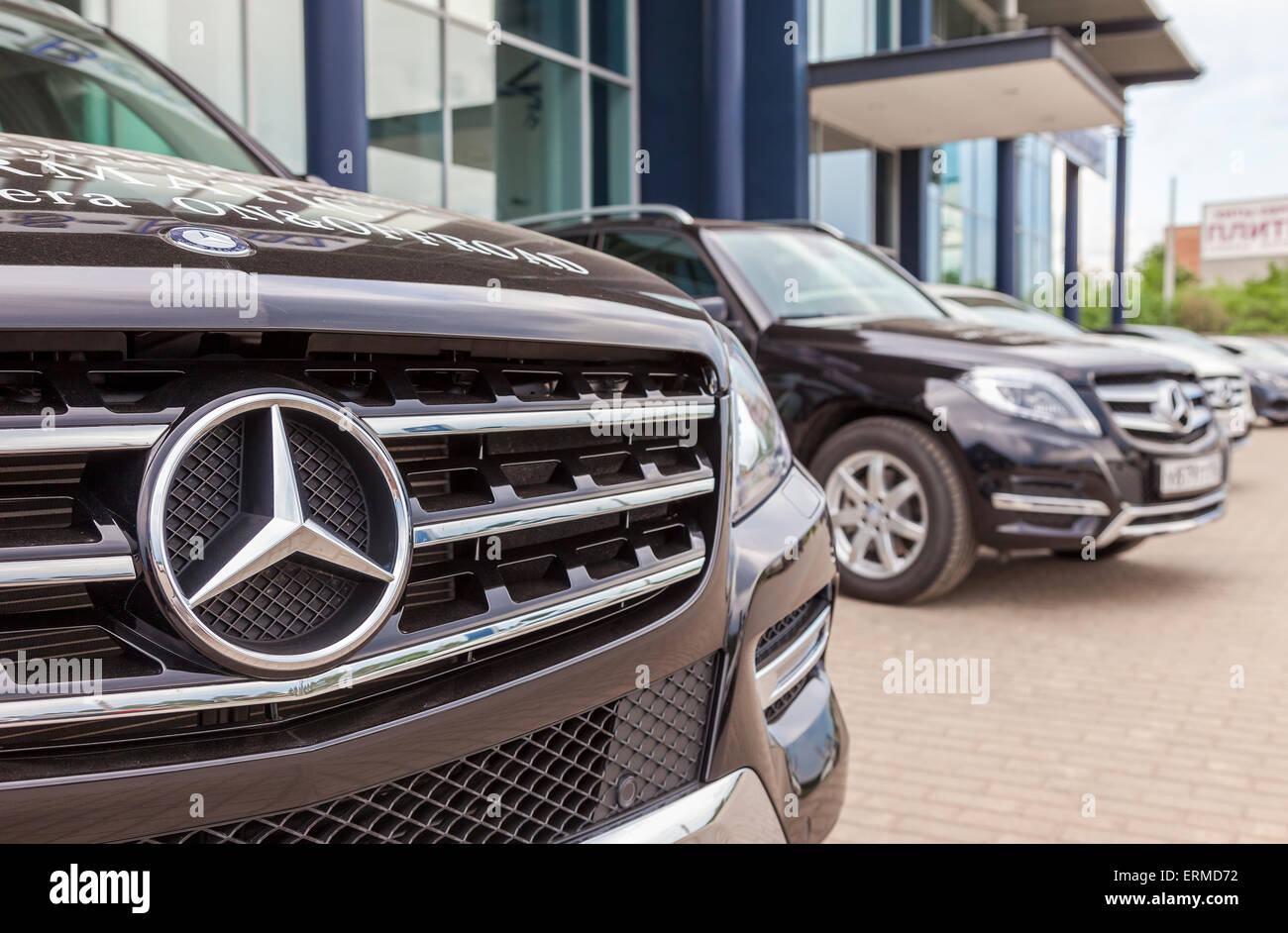 Мерседес бенц история бренда. Автосервис мерседес. Дорогое ли обслуживание мерседеса. Цо мерседес. Mercedes benz q0000000001.