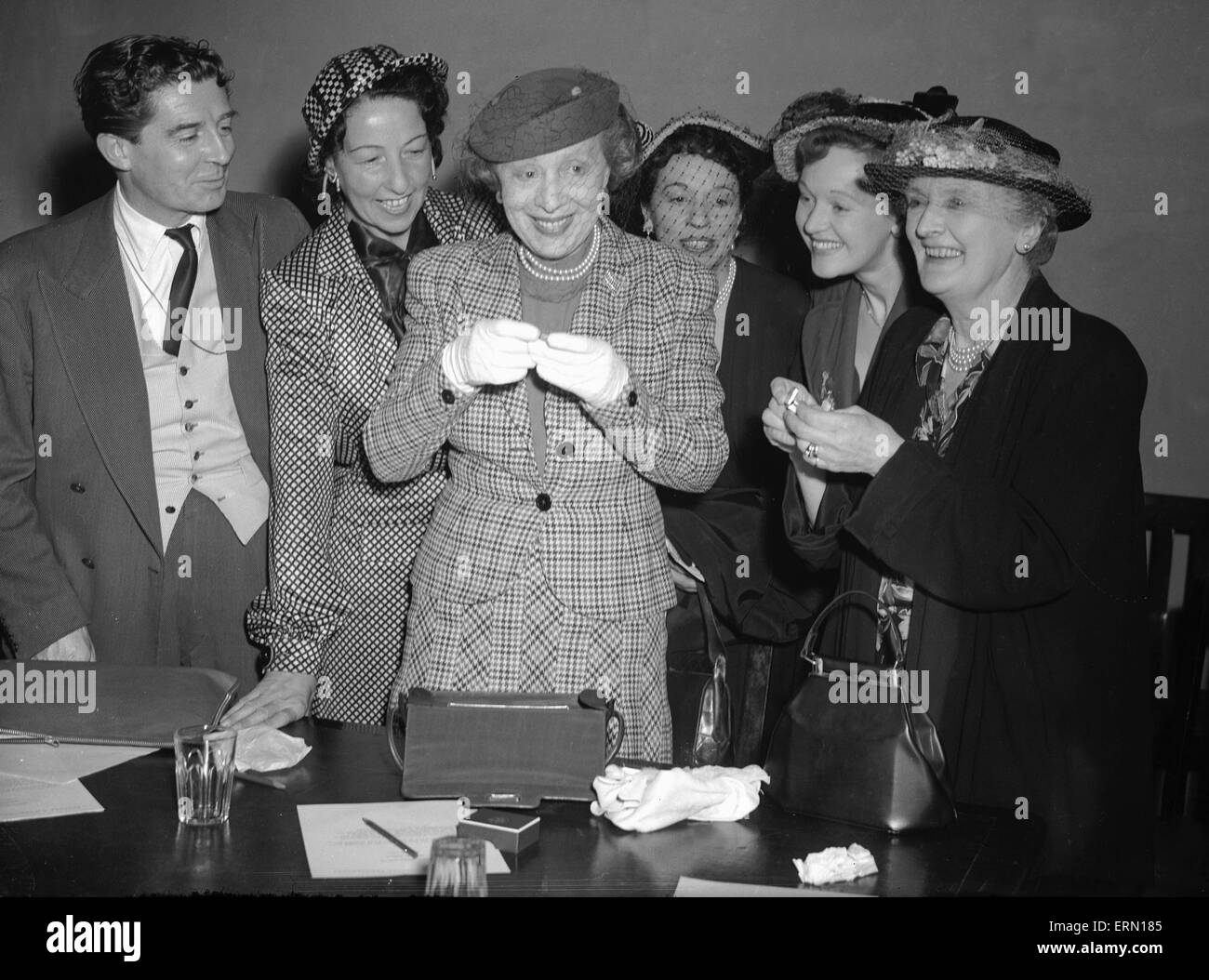 Derrick De Marney  ,Sybil Thorndike, Rosamund John, Ellen Pollock and Margaret Rawlings with Edith Evans pulling the raffle at the Equity meeting held at the Wyndhams Theatre 25th May 1952 Stock Photo