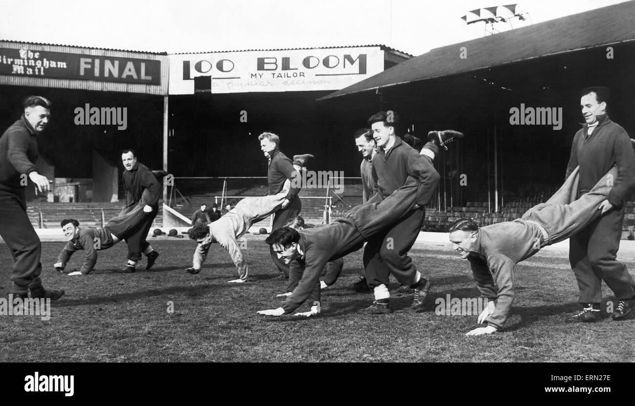 Birmingham City training. RTrainer Ray Shaw has the players performing the wheelbarrow race. Left to right: Ray Shaw, Stewart, Wardle, Warhurst, Purdon, Ferris, Green, Boyd, Green, Badham and Trigg. 26th February 1953. Stock Photo