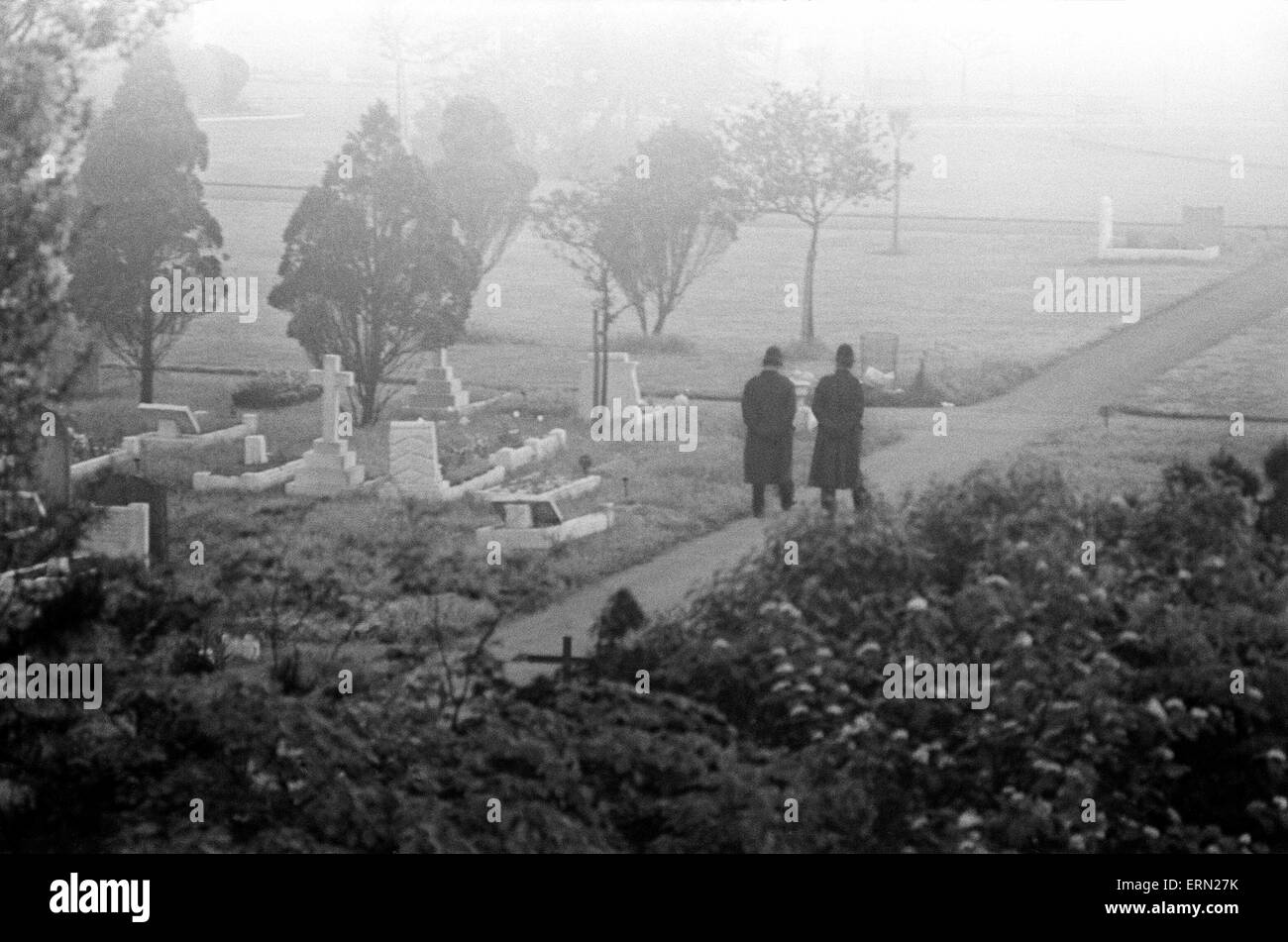 The exhumation of Mrs Beryl Evans whose strangled body was found at no. 10 Rillington Place, Notting Hill in 1949, began early this morning at Gunnersbury Cemetery. 18th May 1953 Stock Photo