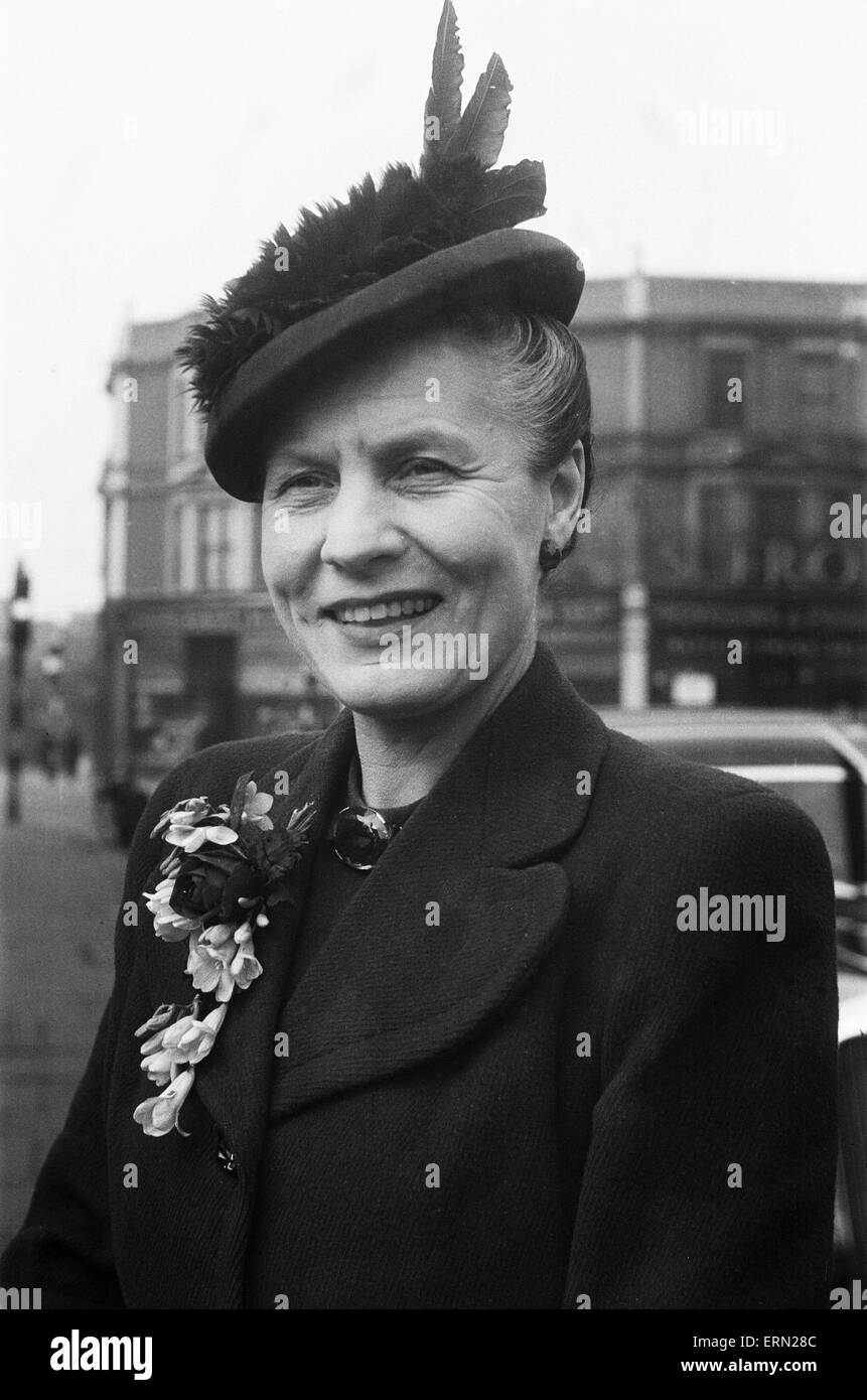 Making a polling day tour of her Fulham constituency. Dr Edith Summerskill, Parliamentary Secretary to the Minister of Food 23rd February 1950 Stock Photo
