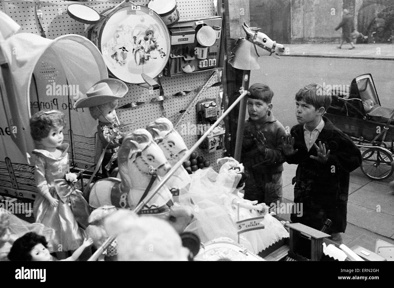 Children look longingly at toys into shop window at Christmas, 16th December 1960 Stock Photo 