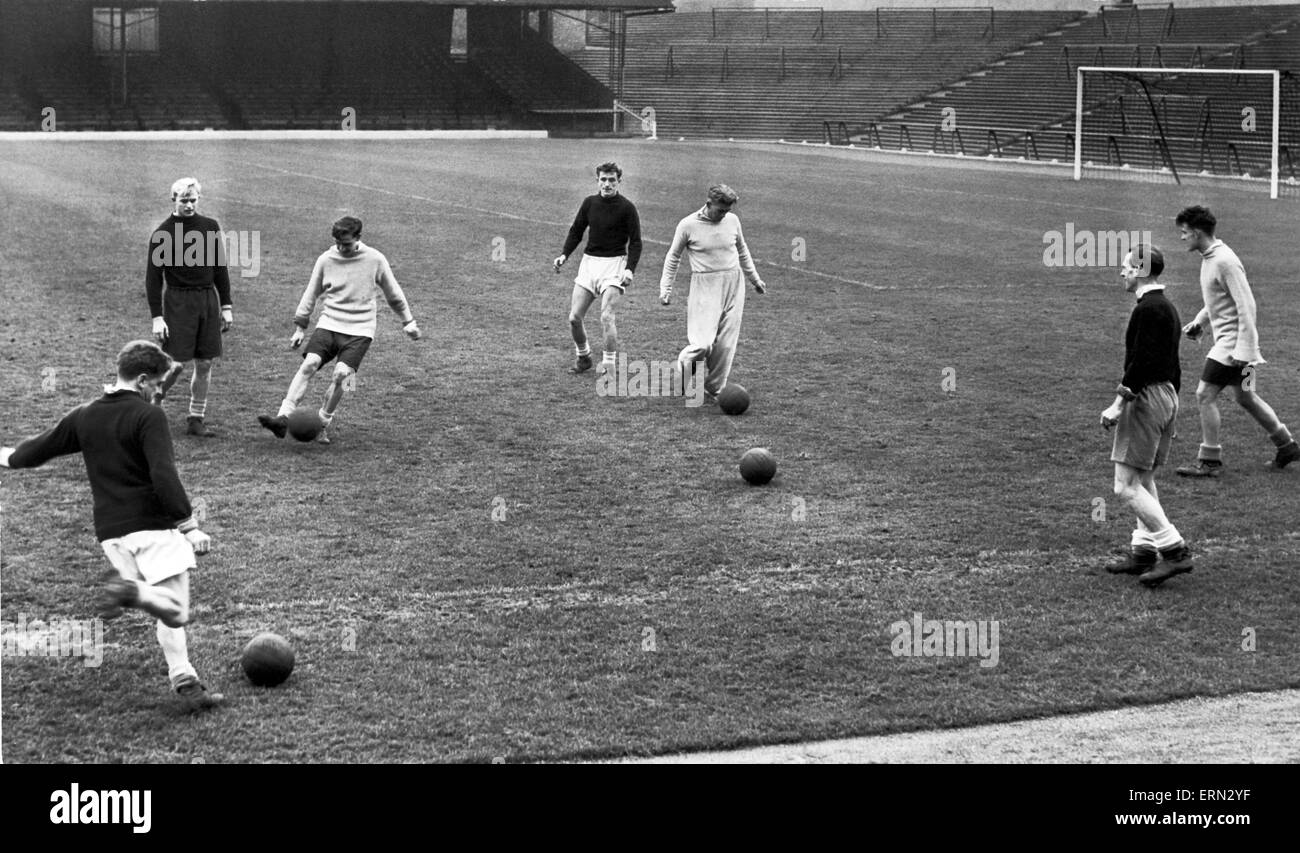 Birmingham City training. Players with coach Ray Shaw practicing their passing skills. 2nd December 1953. Stock Photo