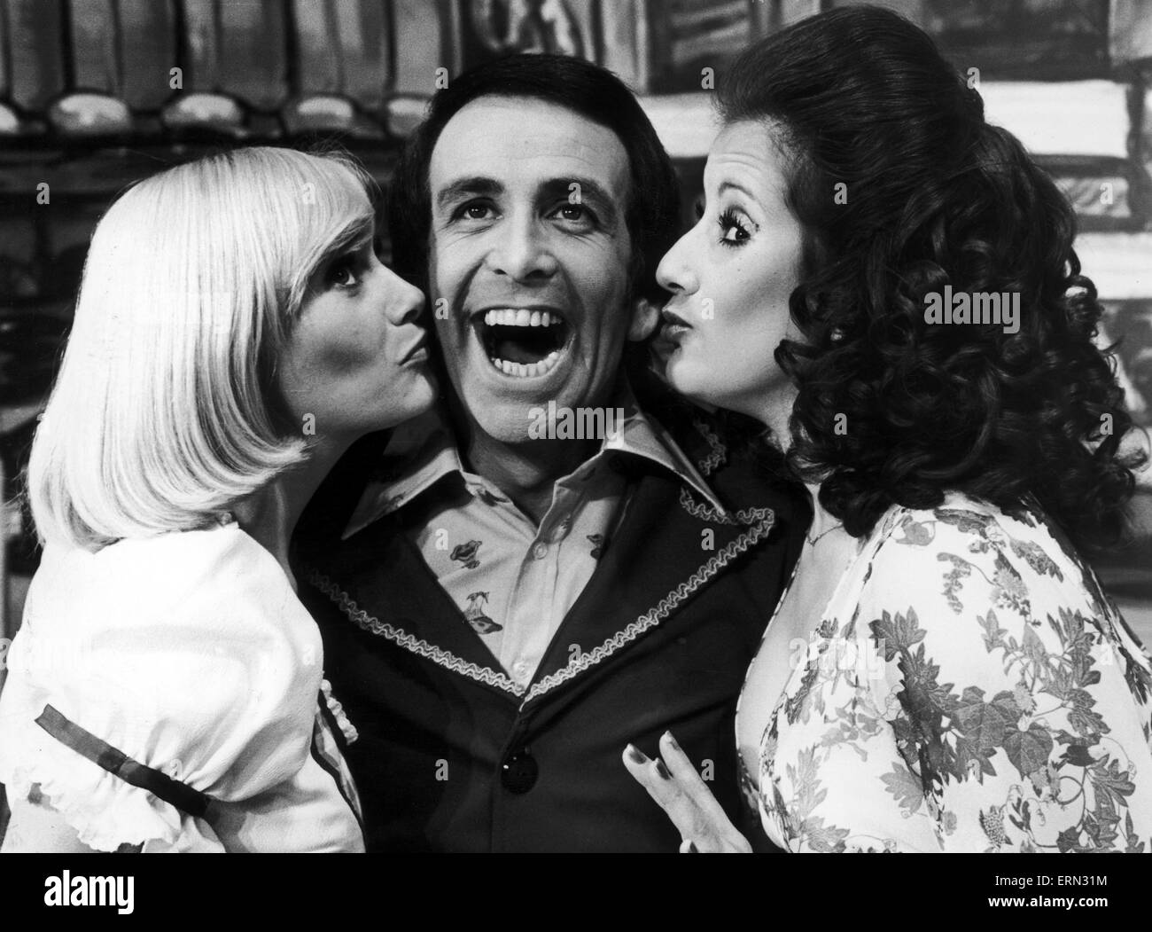 Don Maclean, actor and comedian, with Ann Ashton (left) and Kleshna Hander in Amazing Grace, December 1976. Stock Photo