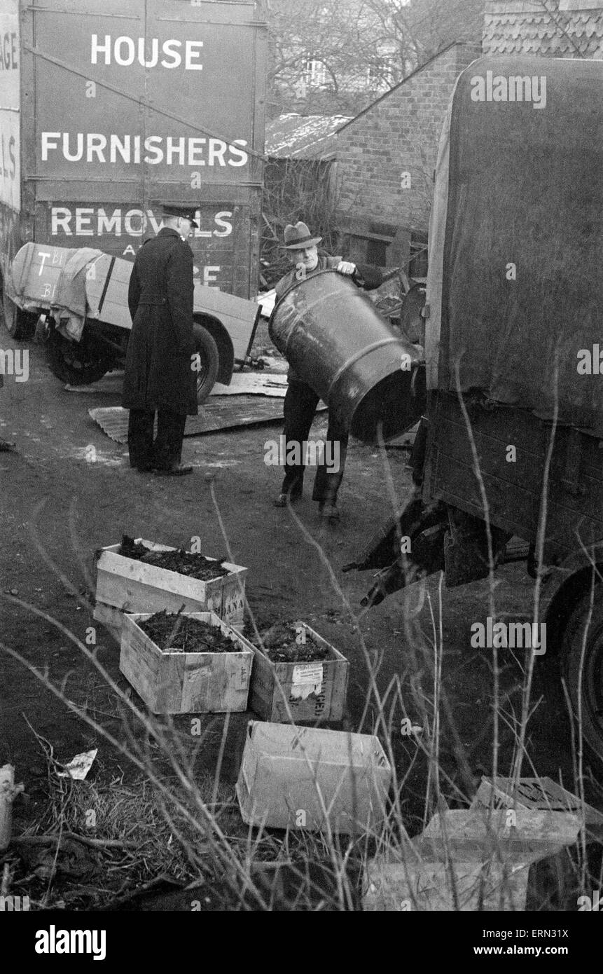 John Haigh Murder case, police search Hurstlea Products Factory at Crawley, scene of the 'acid bath' murders. Detectives search for remains and clues in the grounds of the factory. A rich widow was missing, Mrs Durand-Deacon, 1st March 1949 Stock Photo