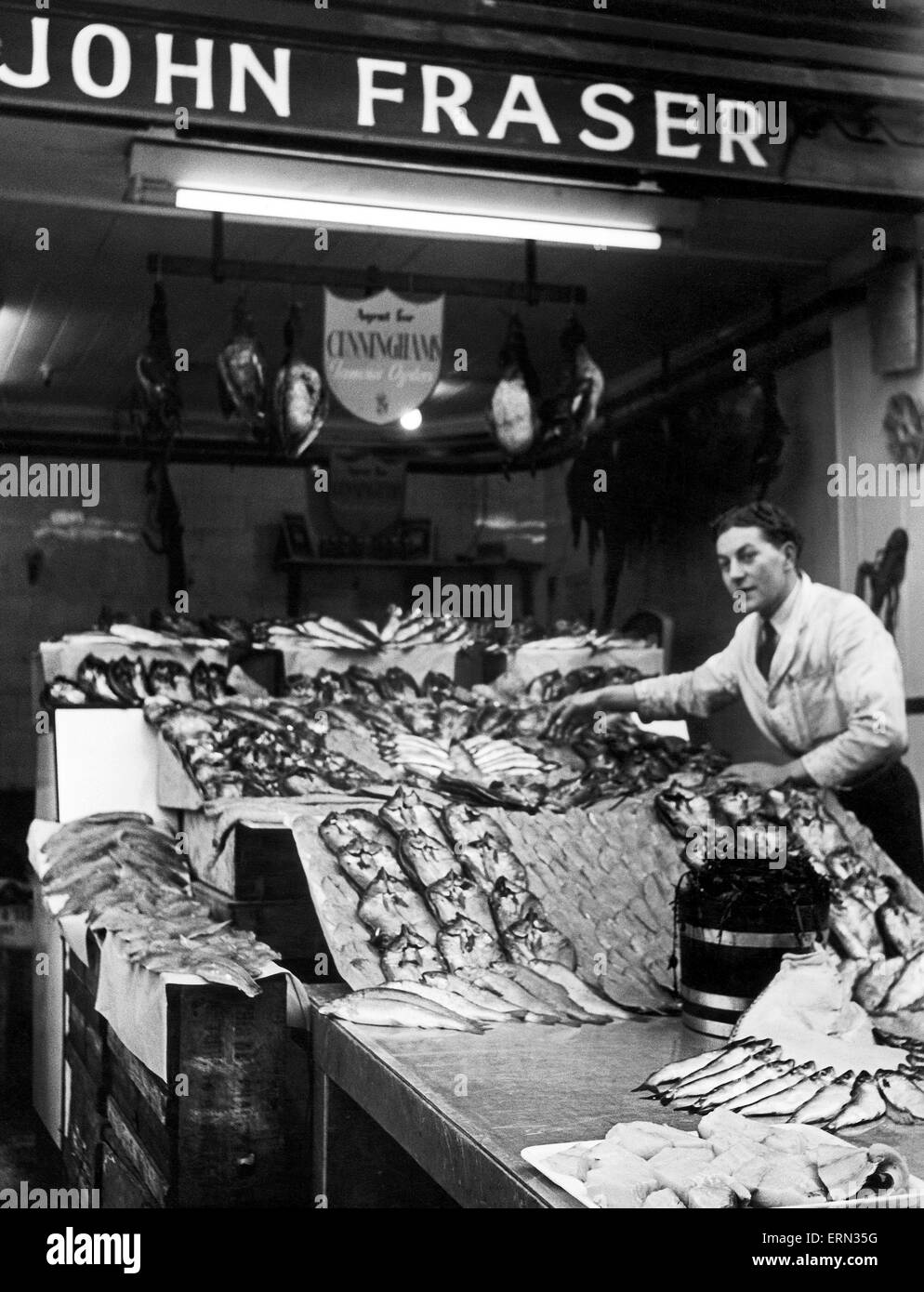 John Fraser the Fishmonger lays out his wares for the days shoppers. Real owner is Captain Owen Cunningham of the Cunningham Oyster bar. Circa 1950. Stock Photo
