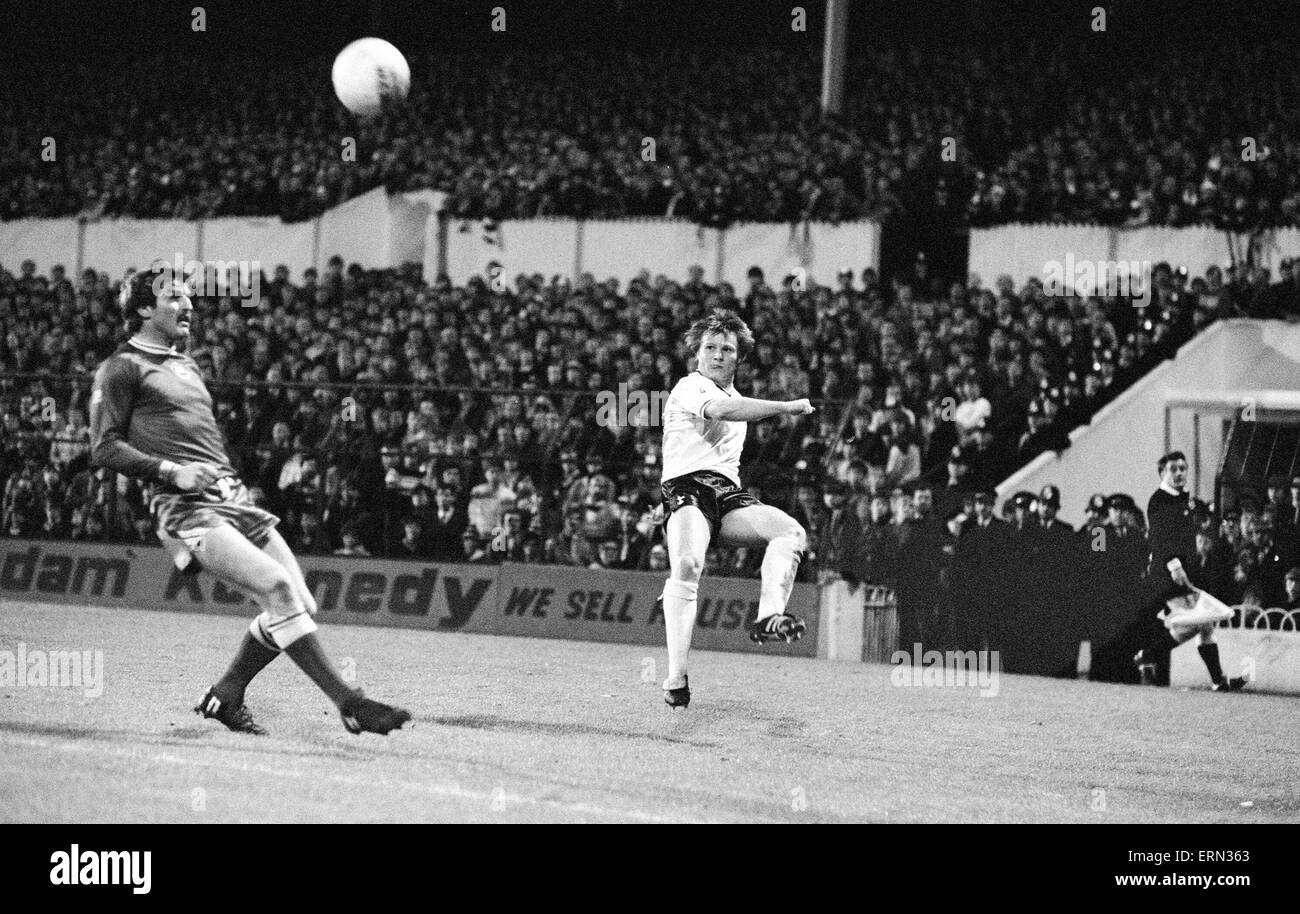 English League Division One match at White Hart Lane. Tottenham Hotspur v Swansea. Action from the match. 5th May 1982. Stock Photo