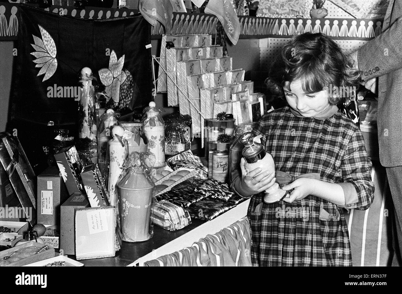 Child buys christmas present for mother, 27th November 1963. Stock Photo