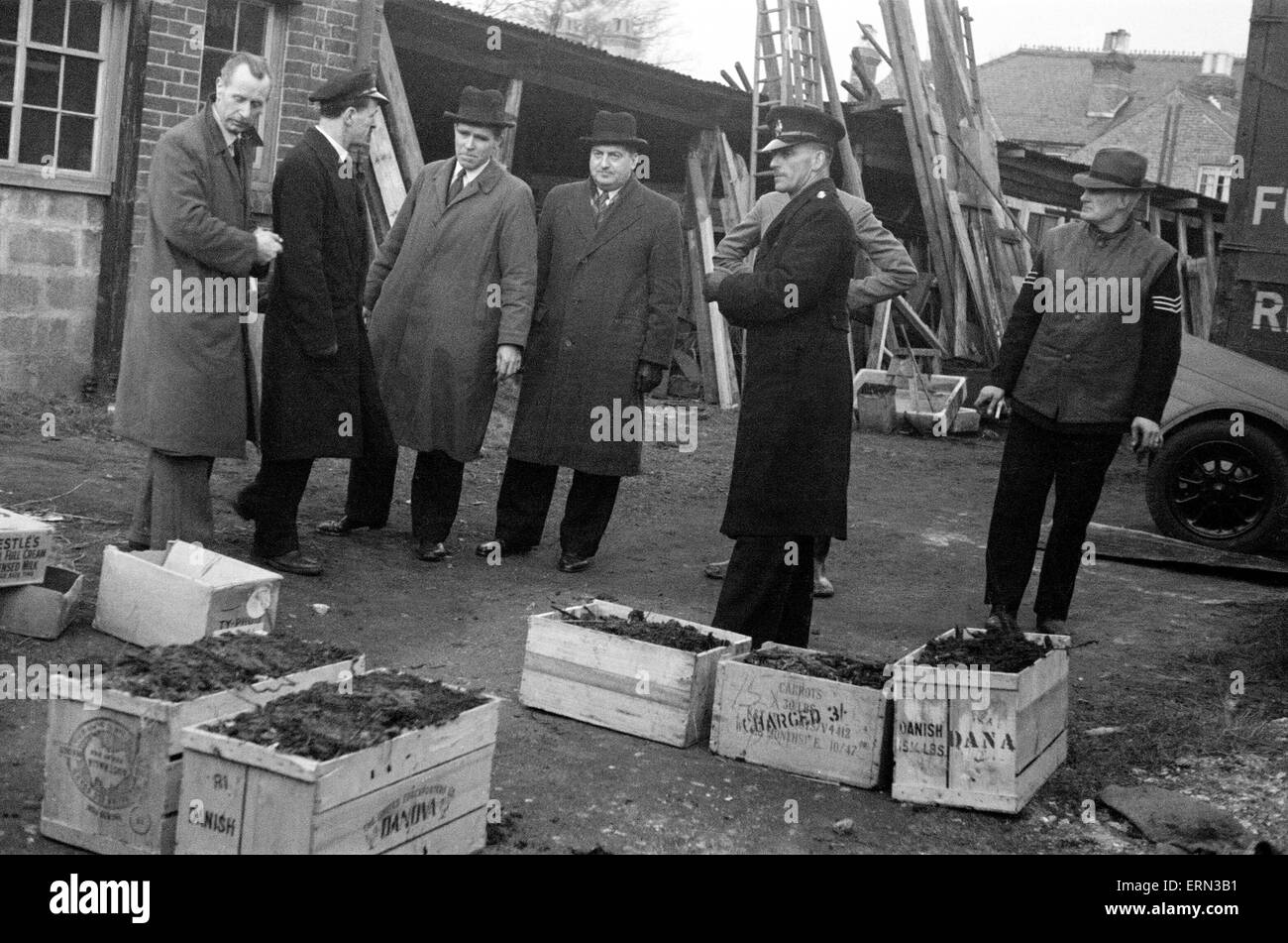 John Haigh Murder case, police search Hurstlea Products Factory at Crawley, scene of the 'acid bath' murders. Detectives search for remains and clues in the grounds of the factory. A rich widow was missing, Mrs Durand-Deacon, 1st March 1949 Stock Photo