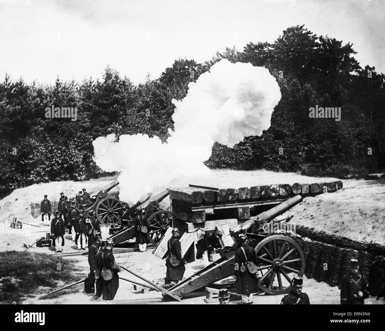 A Belgian Fort close to Antwerp replying to the shell fire of German Artillery. Circa September 1914 Stock Photo