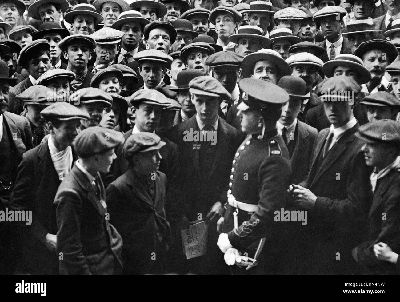 Recruiting station at Scotland Yard, London besieged by would be recruits during the first week of the First World War.  The crowds were so large mounted police were necessary to keep the crowd in check. 4th August 1914 Stock Photo
