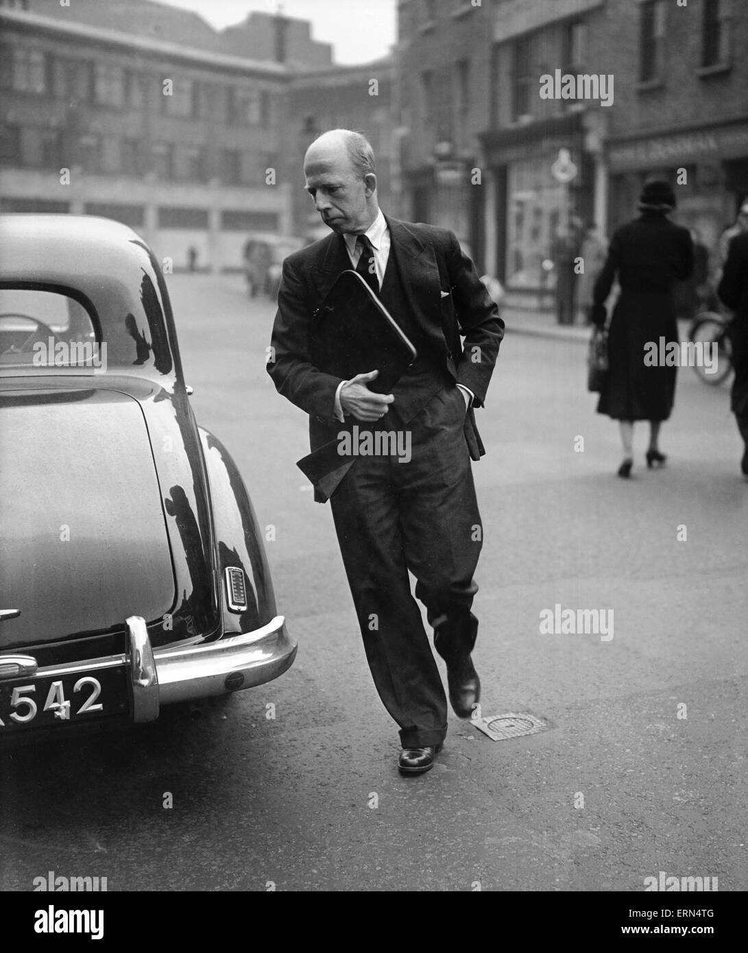 Dr. Keith Simpson, the Home Office pathologist arriving at Westminster Coroner Court to give evidence at the inquest of the Ritz Hotel murder and suicide. 13th March 1953 Stock Photo