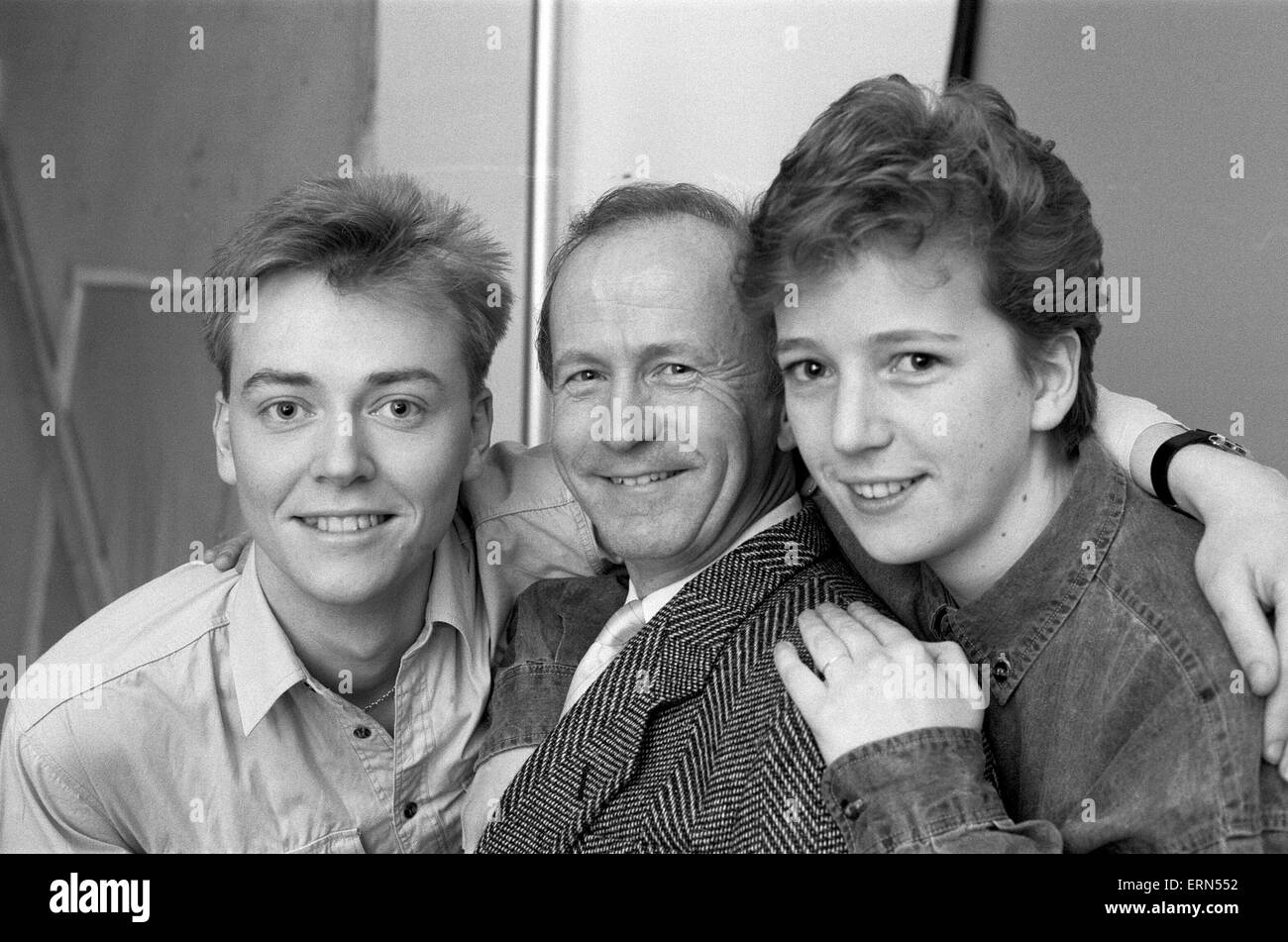 BRMB Breakfast team, Simon Davies and Deborah Kinch joining BRMB, programme controller Mike Owen in the centre, Birmingham, 6th March 1989 Stock Photo