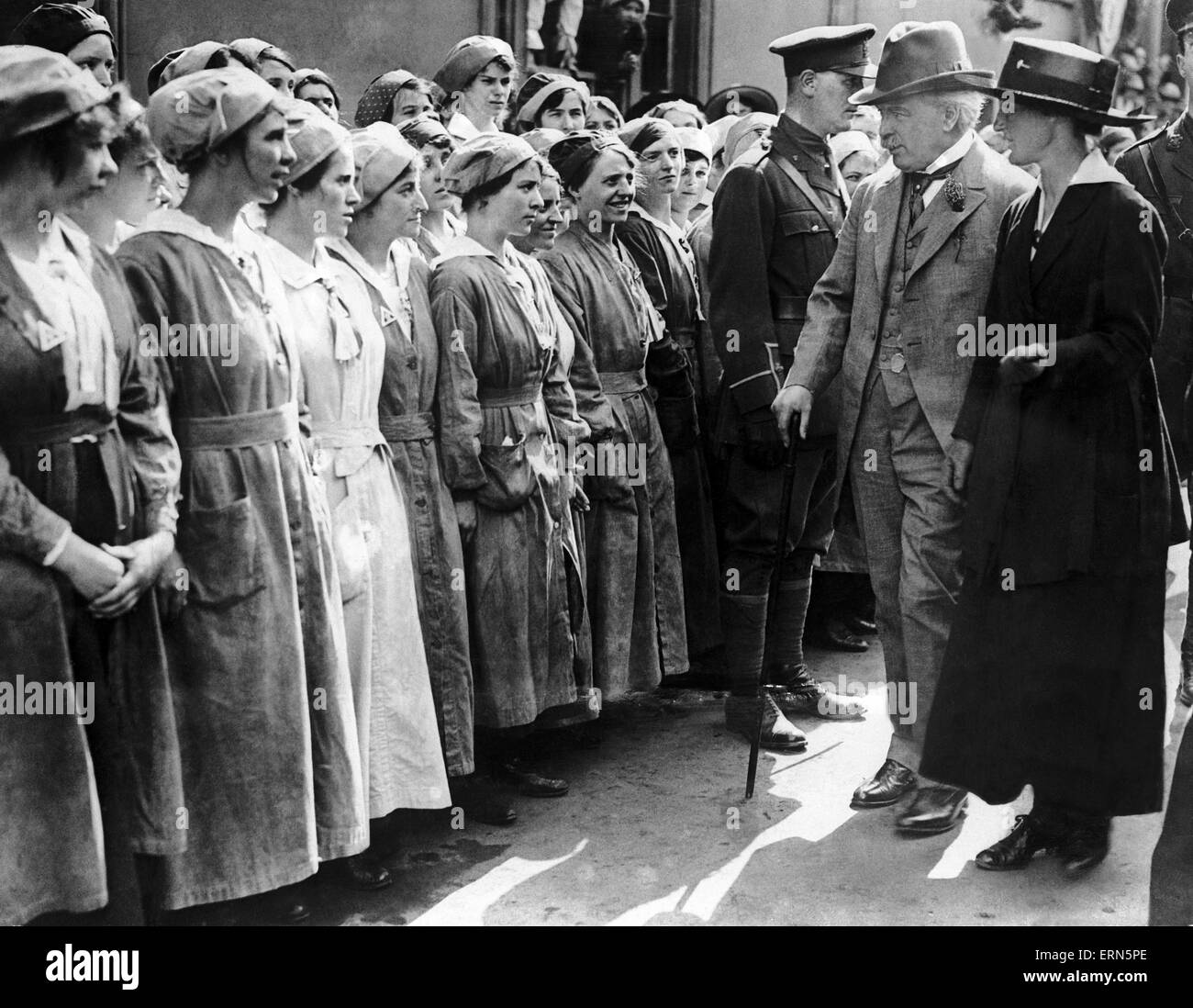British Prime Minister David Lloyd George inspecting munitions workers during a visit to a fatory in Neath, Wales. 11th August 1918. Stock Photo