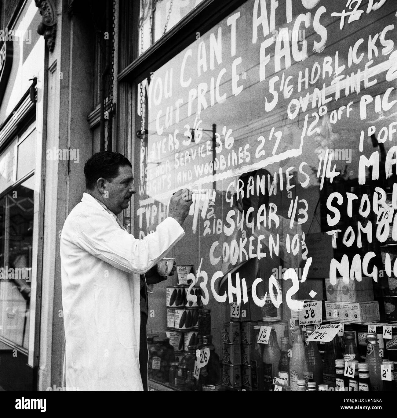 Cut price grocers in Forest gate, 15th September 1955. Stock Photo