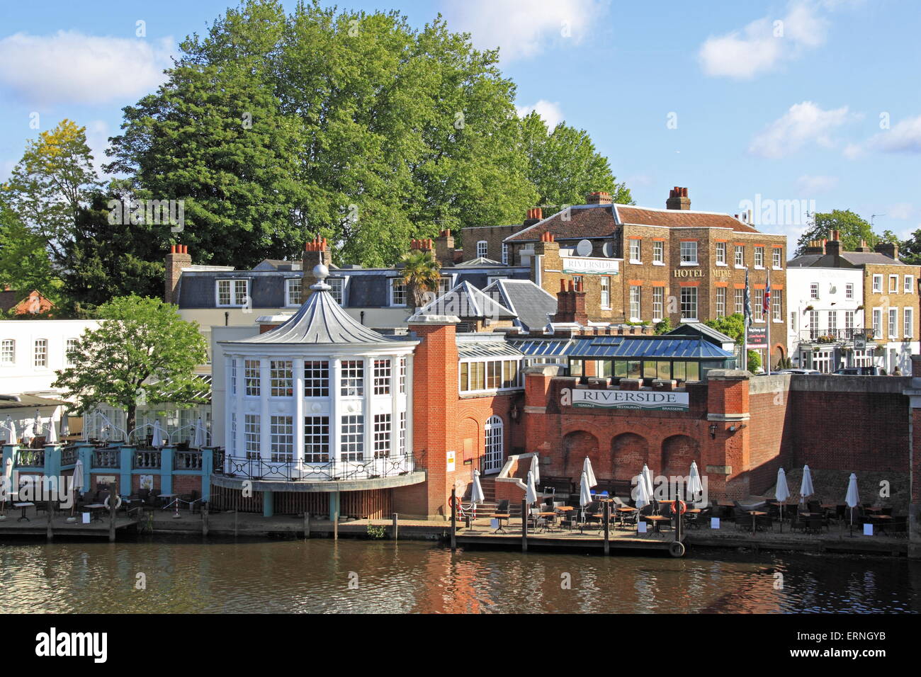 Mitre Hotel and Mute Swan, Hampton Court, East Molesey, Surrey, England, Great Britain, United Kingdom, UK, Europe Stock Photo