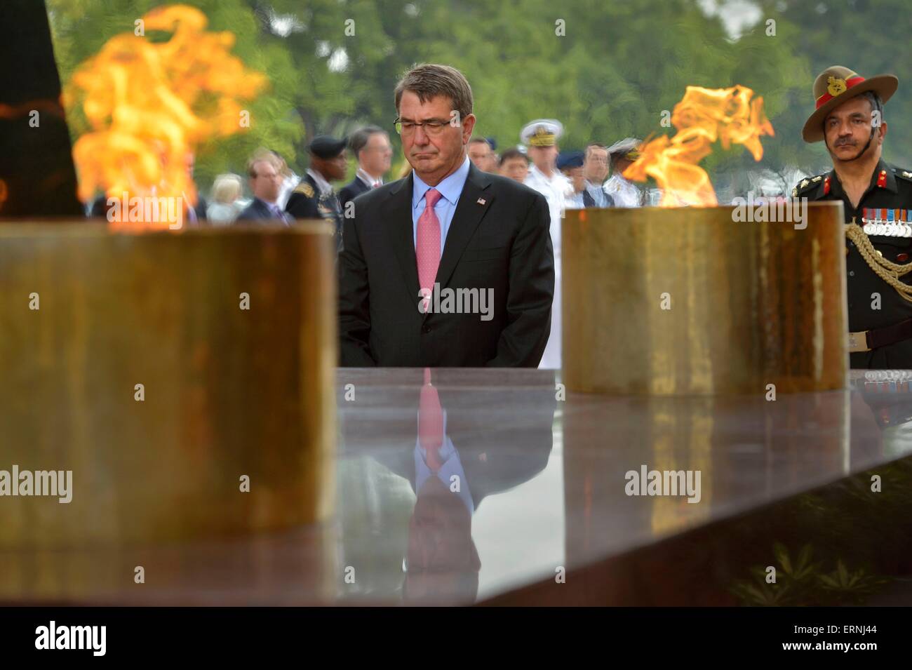US Secretary of Defense Ashton Carter pauses for a moment of silence after placing a wreath at India Gate June 3, 2015 in New Delhi, India. Stock Photo