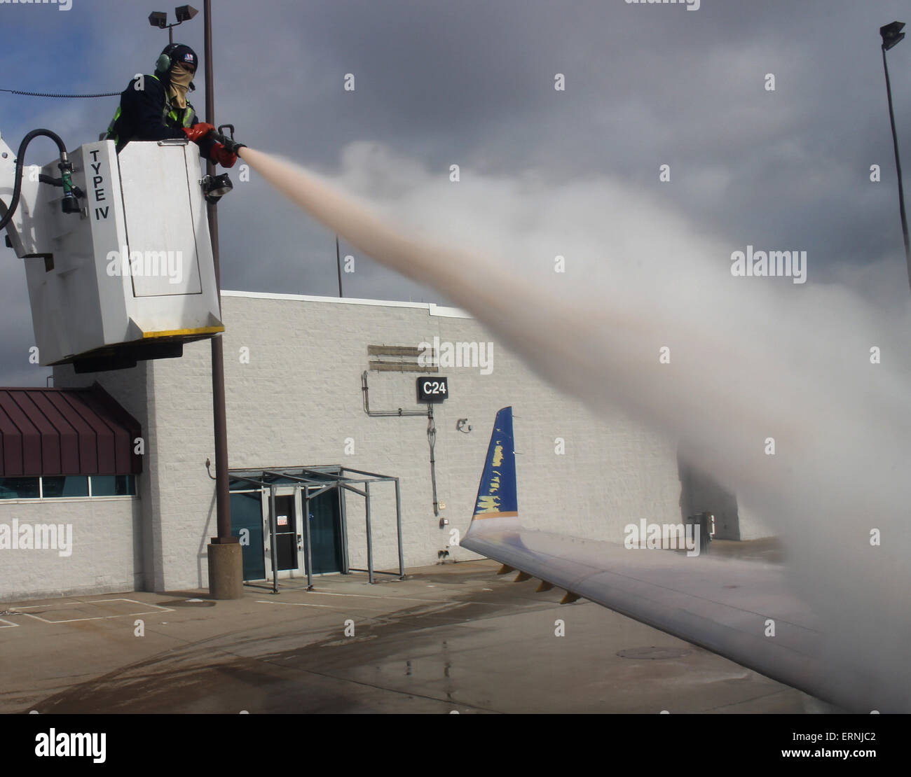 worker de-icing commercial airliner wing Cincinnati Ohio Stock Photo