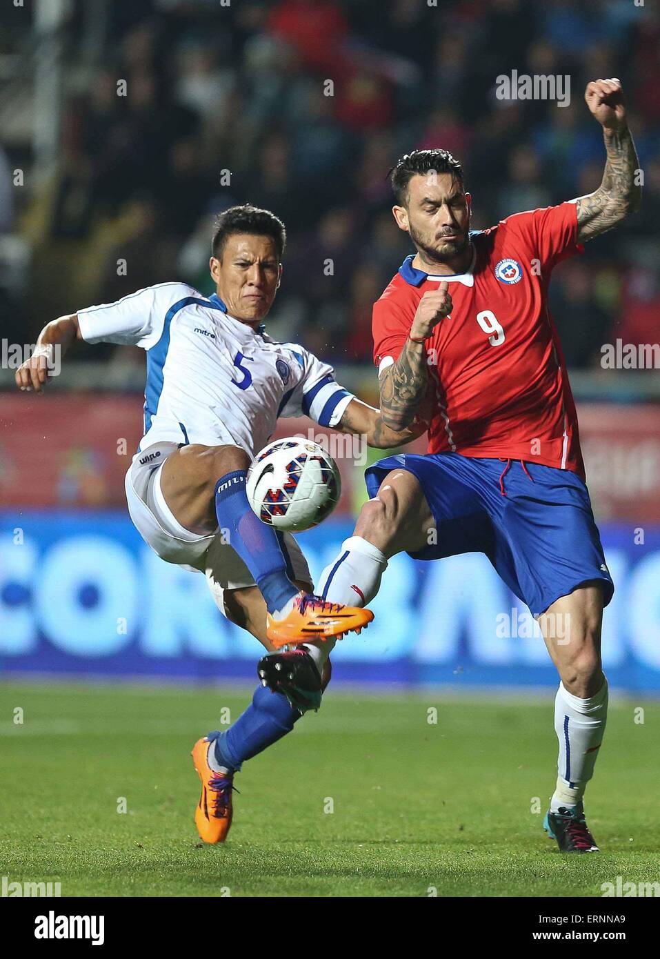 Rancagua, Chile. 5th June, 2015. Image provided by Chile's National Association of Professional Soccer (ANFP) shows Chile's Mauricio Pinilla (R) vying with El Salvador's Alexander Mendoza during a friendly match at the El Teniente Stadium in Rancagua, Chile, on June 5, 2015. Credit:  ANFP/Xinhua/Alamy Live News Stock Photo