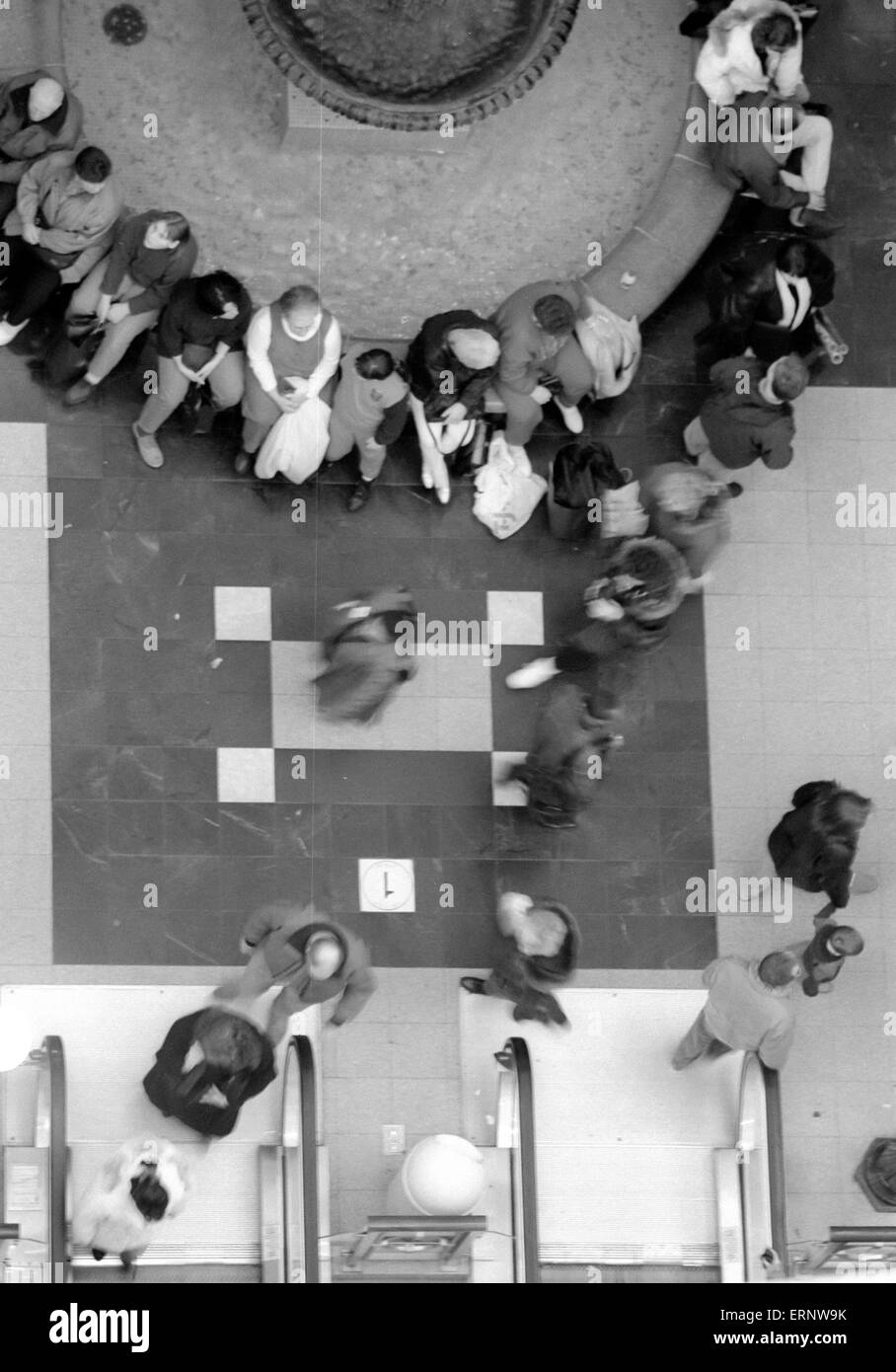 Chicago, IL, 14-Dec-1996: People take a break from Christmas shopping inside busy Marshall Field's department store on Michigan Ave. Stock Photo